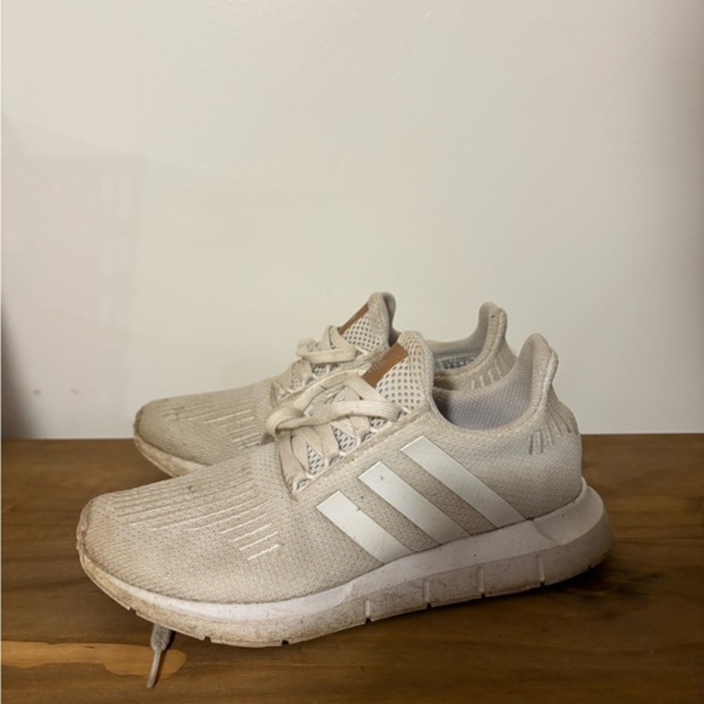 adidas Women’s Swift Run Sneakers sz 7
